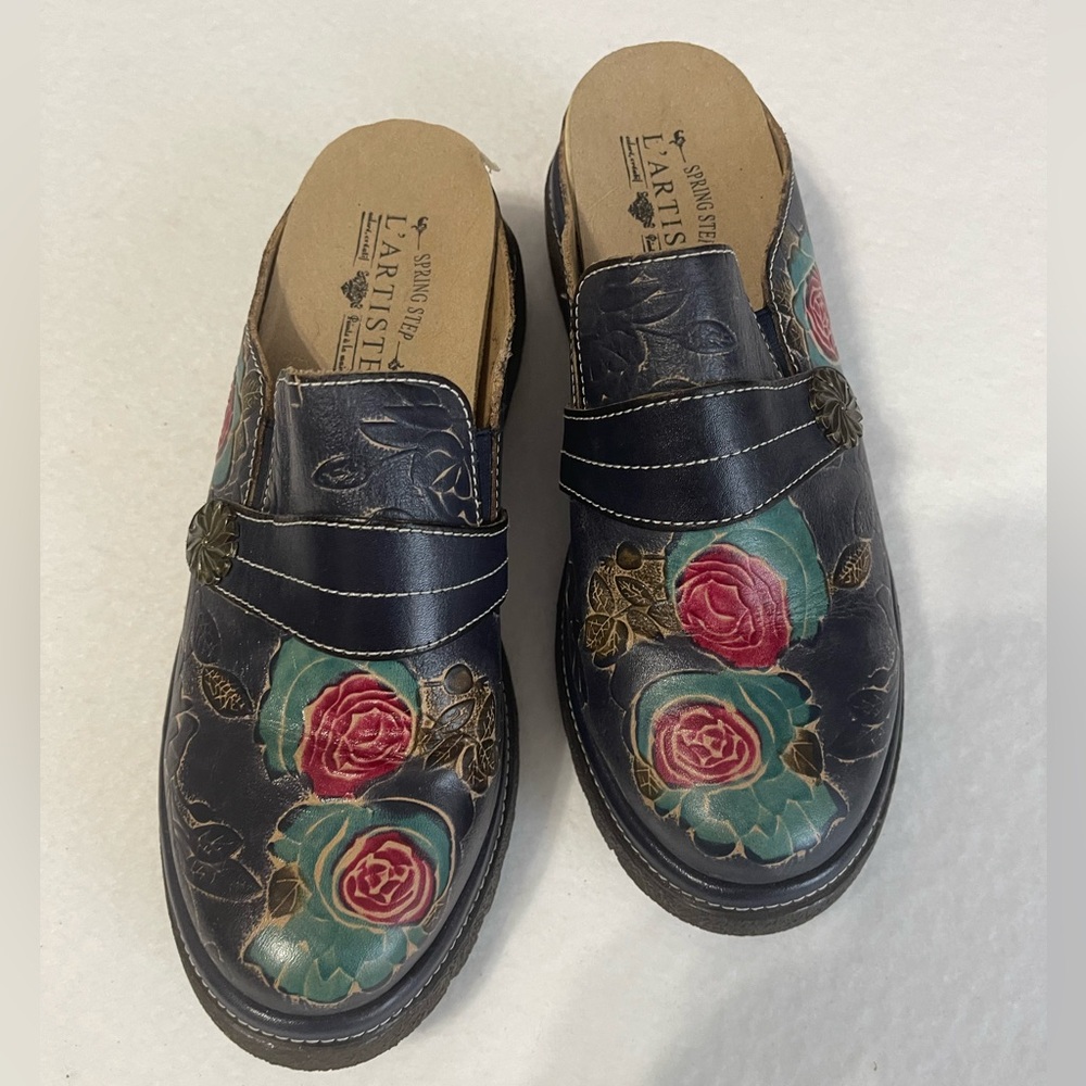 L’Artiste Comfi Cute Rose Embossed Clog‎ SZ 36 EUC